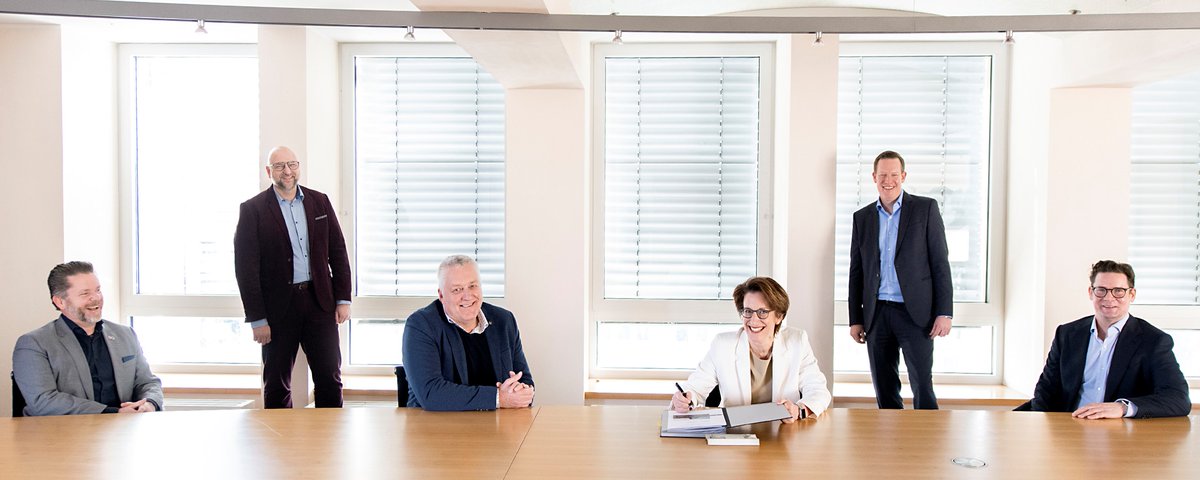 Konzern Stadtwerke Dortmund (@stadtwerkedo) on Twitter photo 1/3 Eine strategische Partnerschaft für die Entwicklung des Phoenix-West-Geländes in #Dortmund hat #DEW21 jetzt mit dem holländisch-kanadischen Projektentwickler <a href="/WorldofWalas/">World of Walas</a> abgeschlossen ...
dew21.de/presse/pressem…
<a href="/PascalLedune/">Pascal Ledune</a> @DEW21 <a href="/stadtdortmund/">Stadt Dortmund</a> 1/3 Eine strategische Partnerschaft für die Entwicklung des Phoenix-West-Geländes in #Dortmund hat #DEW21 jetzt mit dem holländisch-kanadischen Projektentwickler <a href="/WorldofWalas/">World of Walas</a> abgeschlossen ...
dew21.de/presse/pressem…
<a href="/PascalLedune/">Pascal Ledune</a> @DEW21 <a href="/stadtdortmund/">Stadt Dortmund</a>