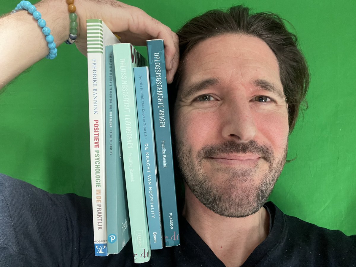 Met slechts een fragment van haar oeuvre en wat gezonde spanning ging ik vanochtend in gesprek. 

Want voor de serie gesprekken die ik maak voor de website oplossingsgericht.nl wilde @FredrikeBannink wel met mij in gesprek. 😳 Snel online 

 #verwondering #oplossingsgericht