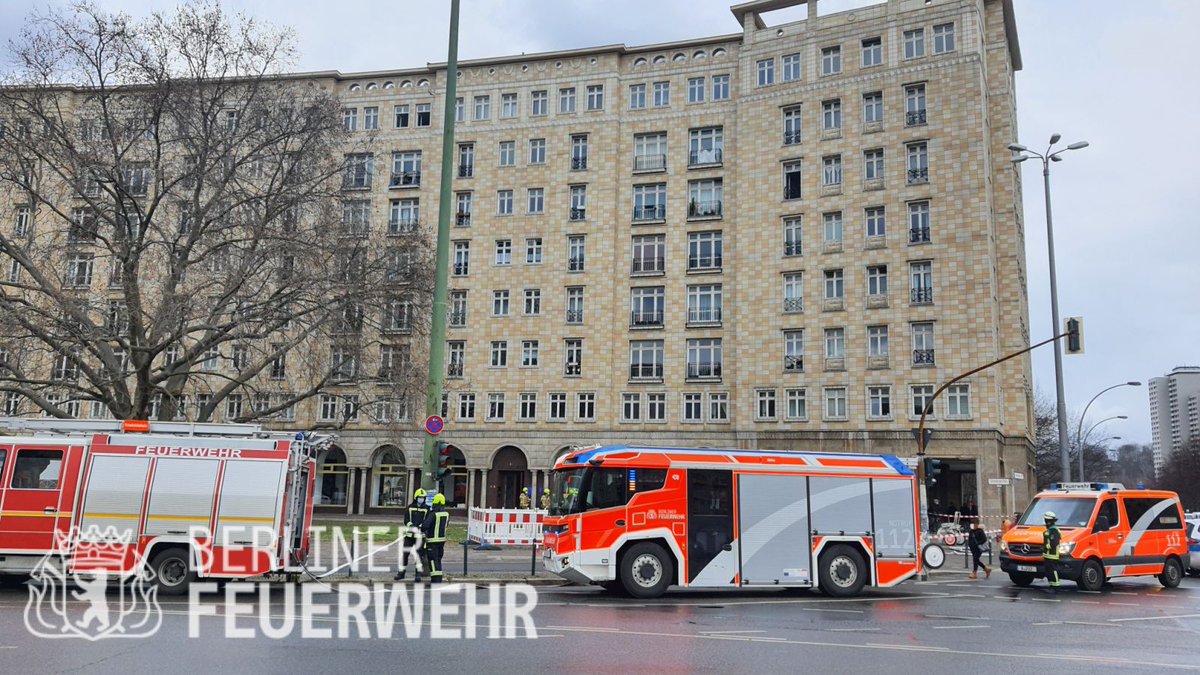 Bei einer #Gasausströmung am #Strausberger_Platz in #Friedrichshain wurde ein 8-geschossiges Wohnhaus geräumt. Gas ist abgeschiebert, Brandschutz wurde mit dem Aufbau einer Wasserversorgung hergestellt und das Gebäude wird belüftet.
Weitere Infos folgen...