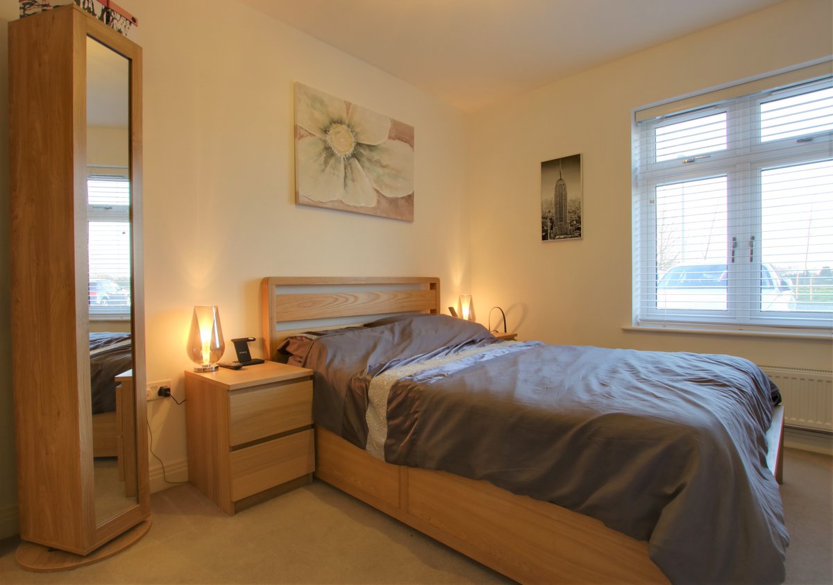 ReadingProperty's tweet image. #ForSale We present this superb 2 bedroom ground floor apartment in Louden Square, Earley. Situated within close proximity to Earley Train station and the A329/ M4 corridors, this property would make an excellent first time or investment purchase. Asking Price £292,500.