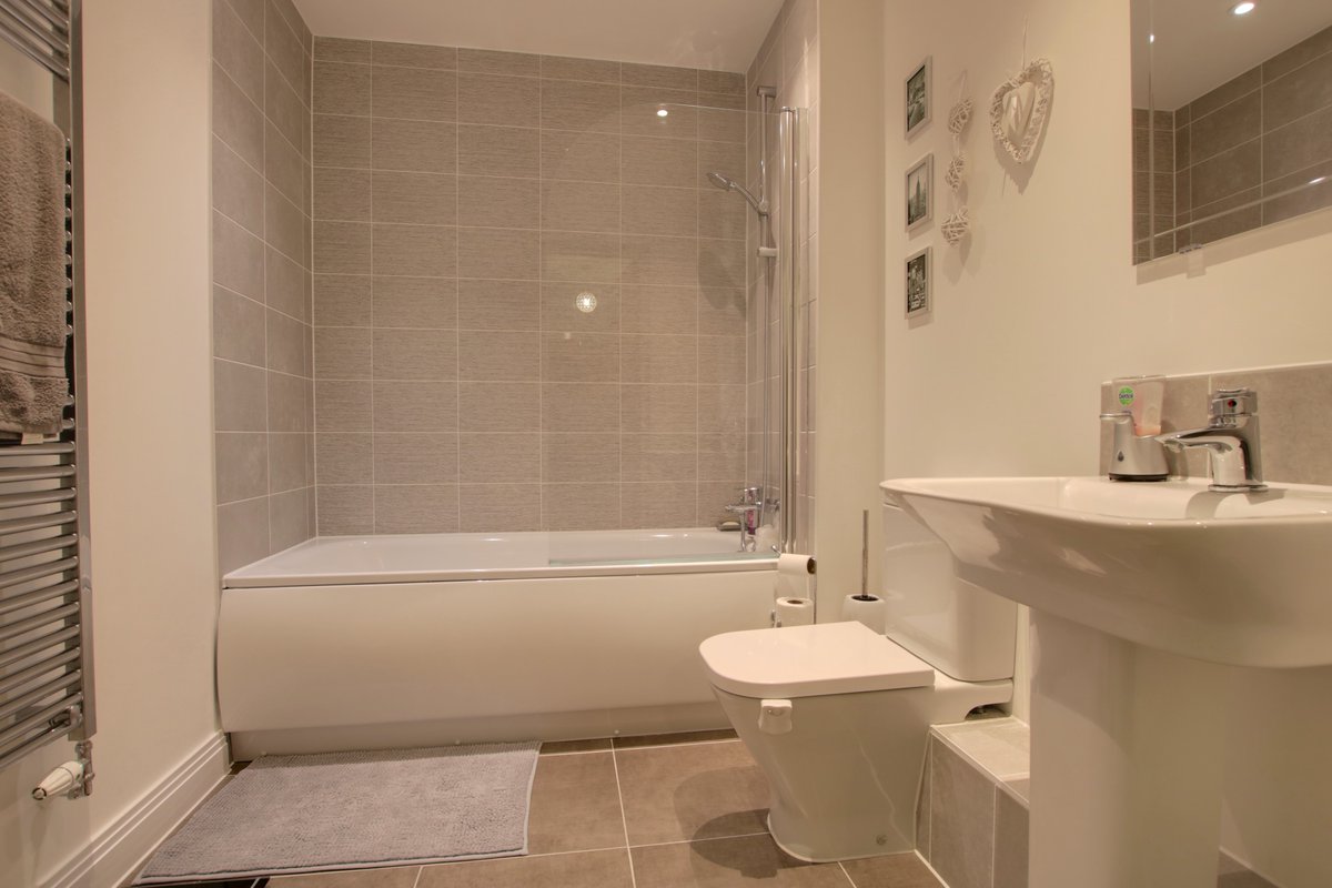 ReadingProperty's tweet image. #ForSale We present this superb 2 bedroom ground floor apartment in Louden Square, Earley. Situated within close proximity to Earley Train station and the A329/ M4 corridors, this property would make an excellent first time or investment purchase. Asking Price £292,500.