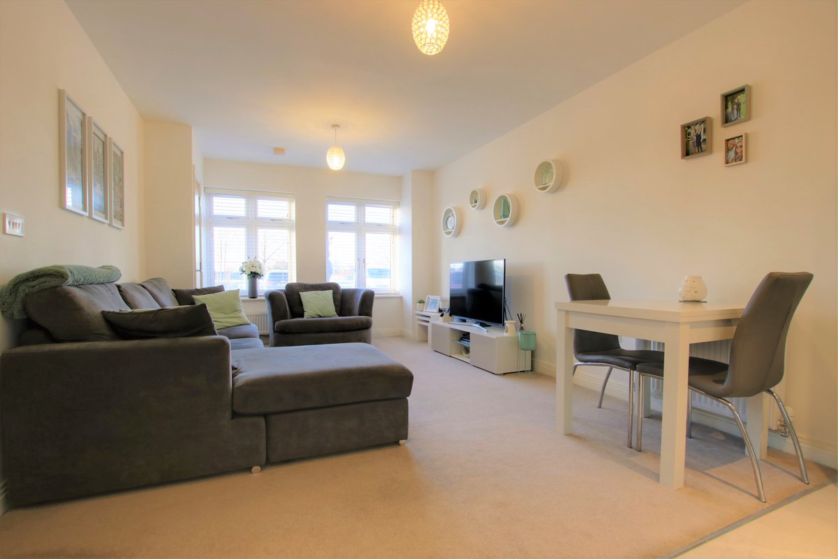 ReadingProperty's tweet image. #ForSale We present this superb 2 bedroom ground floor apartment in Louden Square, Earley. Situated within close proximity to Earley Train station and the A329/ M4 corridors, this property would make an excellent first time or investment purchase. Asking Price £292,500.
