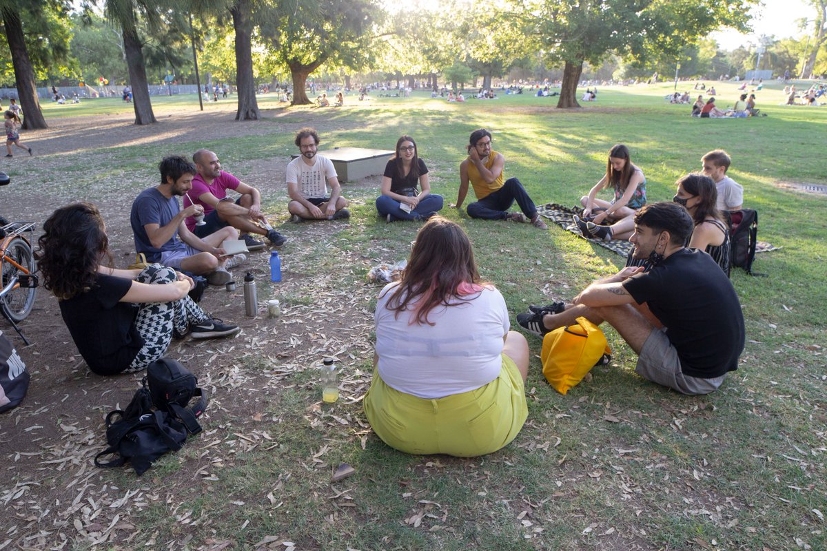 edisruptivo's tweet photo. El sábado presentamos Moras silvestres, el último libro de Leandro Surce, en una reunión al aire libre con distanciamiento y lectura de haikus por Andrés Alvarado, Denise Griffith y Mariana Alonso.

Lo consiguen acá 👉🏽
https://t.co/OpOv57bH8z https://t.co/LU3ypl9QfT