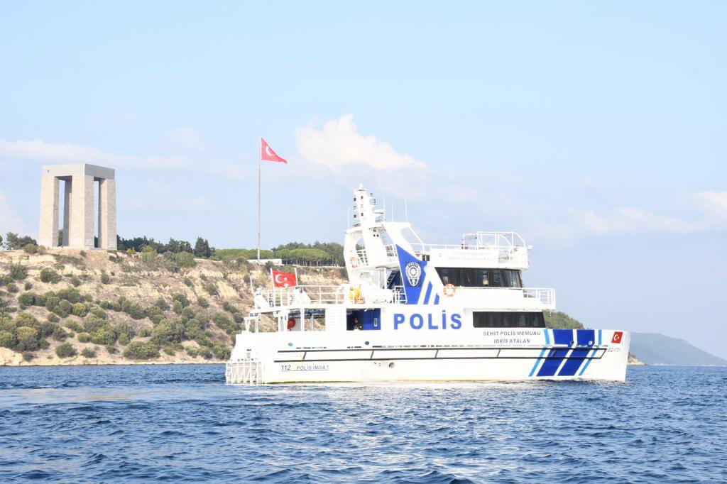 Övün, ey Çanakkale, cihan durdukça övün!
Ömründe göstermedin bin düşmana bir düğün. 🇹🇷