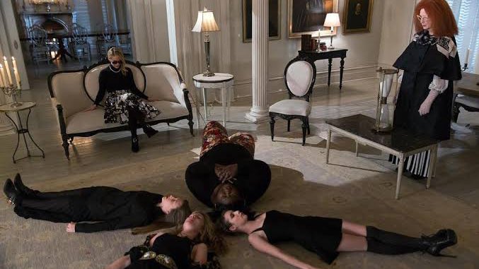 ขึ้นหิ้งในใจของ American Horror Story คือซีซั่นนี้ เป็นเรื่องของเหล่าแม่มด โรงเรียนแม่มด มีฉากทดสอบพลัง ใช้เวทย์กันเรียลมาก ดูจบแล้วอยากเข้าโรงเรียนแม่มด มันสุดยอดจริงๆ ⚡️