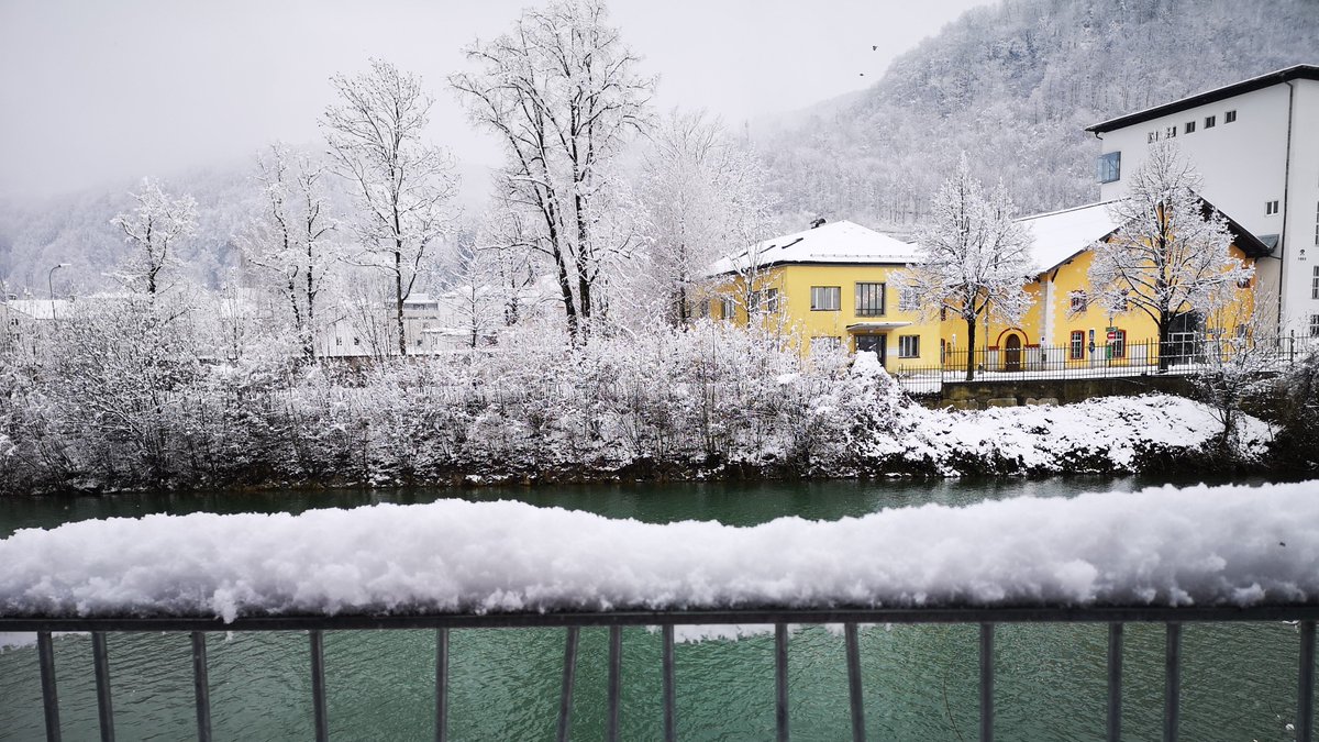 More snow 😀
#today #oldsaltworks #Hallein #Austria #snow #NaturePhotography #Pernerinsel #riverSalzach 
#snowlandscape #snowpicture