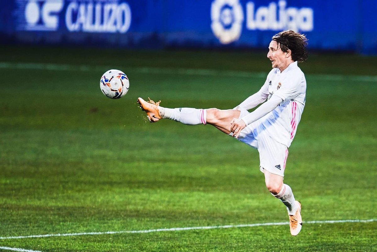 وكأن جمال الكرة أختزل بين قدميه.