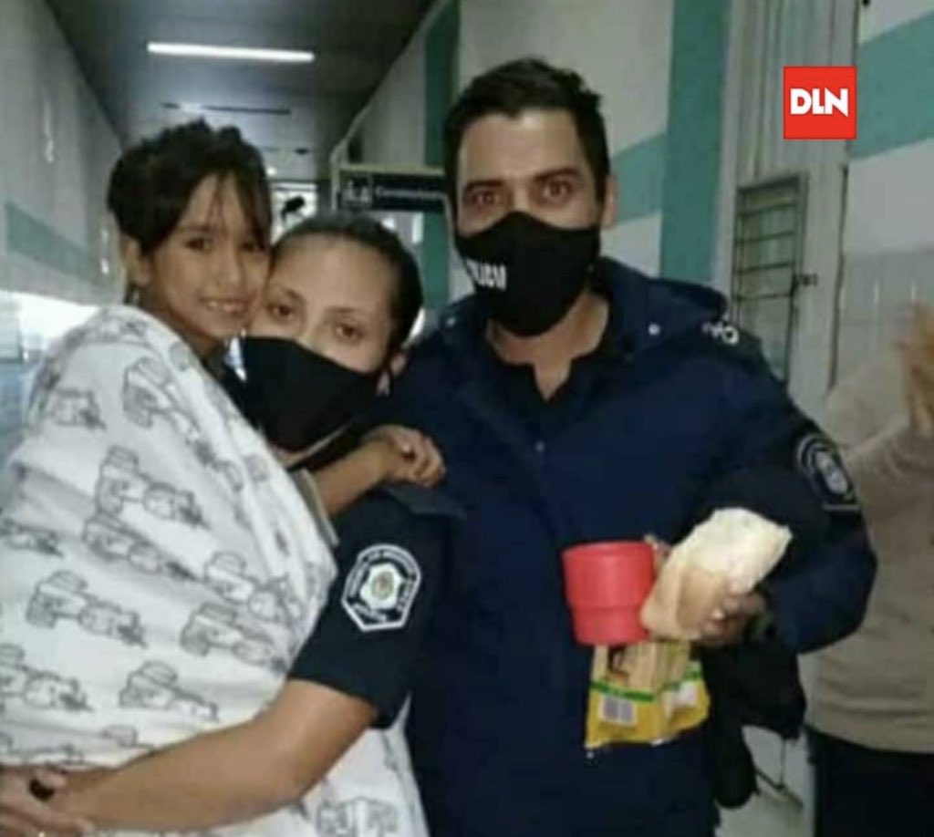 diabloscosito's tweet image. LA FOTO DEL DÍA ❤
Maia sonriendo junto a los dos oficiales de Lujan que la encontraron tras el llamado de un vecino al 911.