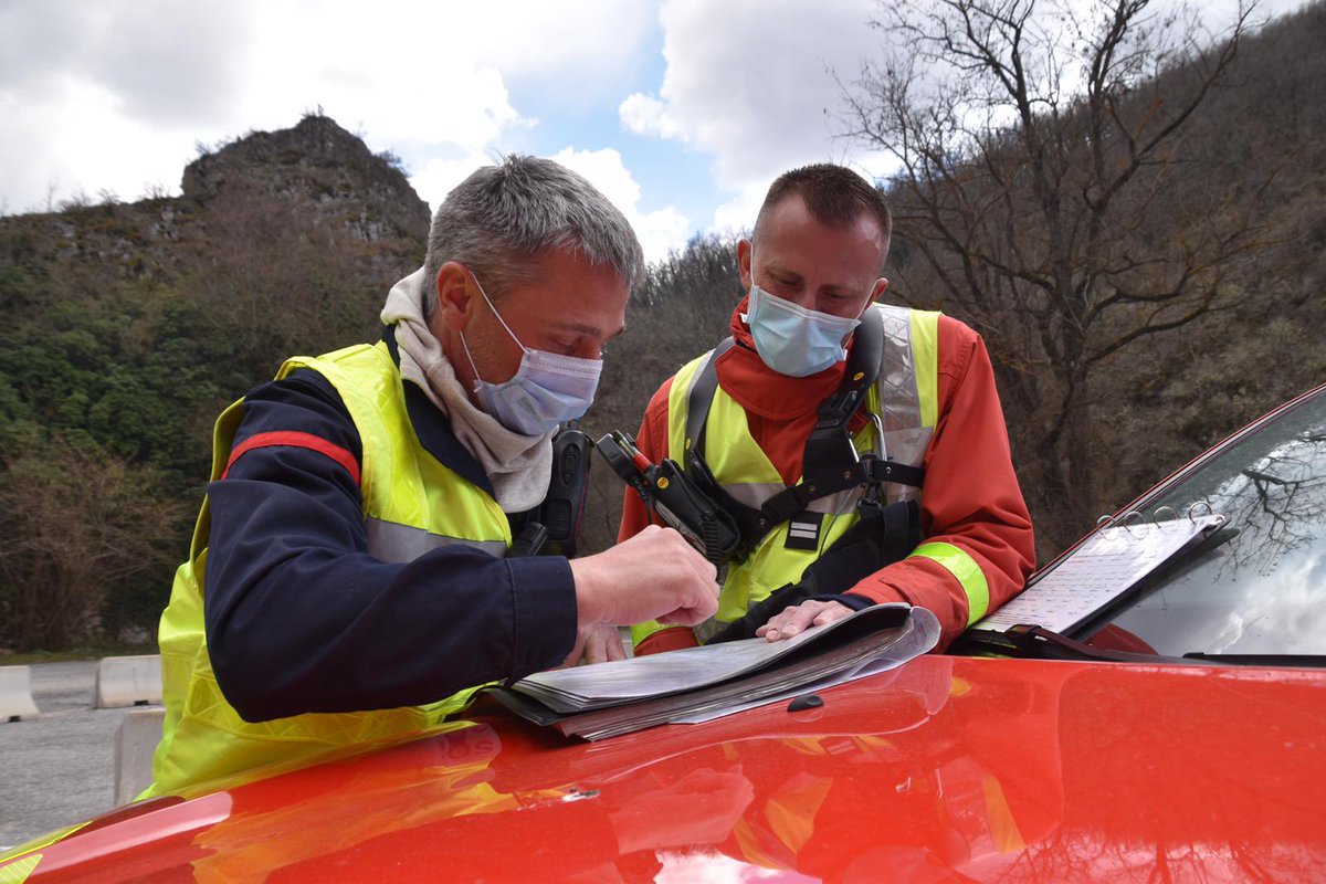 Pompiers04's tweet photo. 🔴 Feu de forêt 🔴 
📍Commune de la Digne-les-Bains, au niveau des Thermes.
📝Point à 16h00.

➡️Le feu est toujours actif est a parcouru actuellement 3 hectares.

➡️Des moyens sont encore en transit https://t.co/NotTaMhEMc