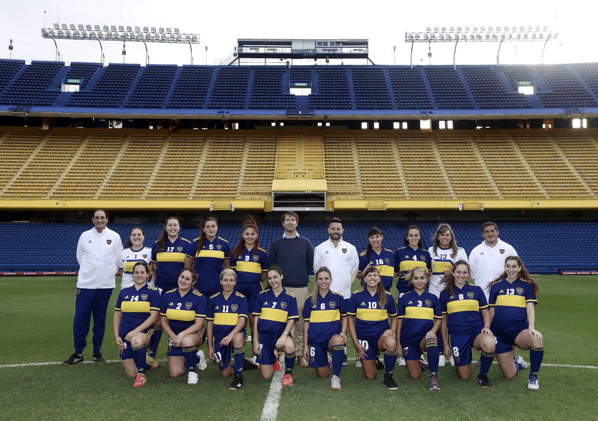 mmendiguren's tweet photo. El #Handball vino para quedarse.
1ra foto institucional del masculino y femenino de nuestra historia. 
Un club cada día más "Atlético" , con más deportes y disciplinas para nuestros socios e hinchas.
#IdentidadXeneize 💪💙💛💙 #Boca #BocaJuniors https://t.co/u1smyjiI8W