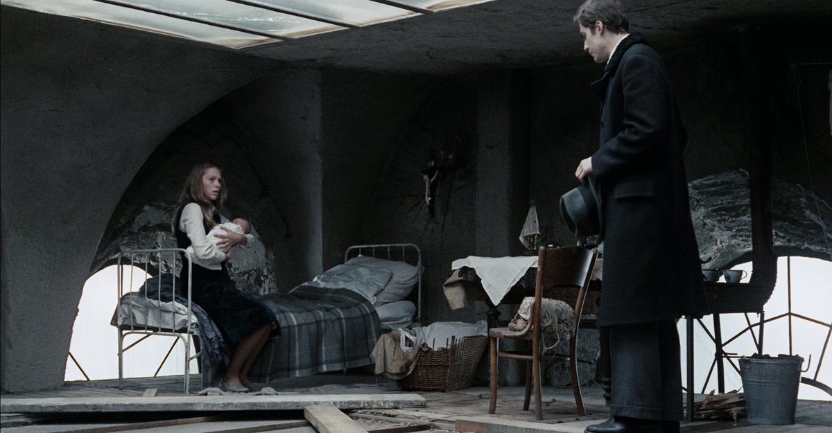 A declaração de guerra foi na quarta-feira de cinzas do ano passado, 26 de fevereiro. Depois disso, sabe lá Deus quando vai acabar. Agora é viver como nos tempos de guerra. Racionamento, policiamento, toque de recolher, trabalho que aparecer, dinheiro curto, instabilidade.