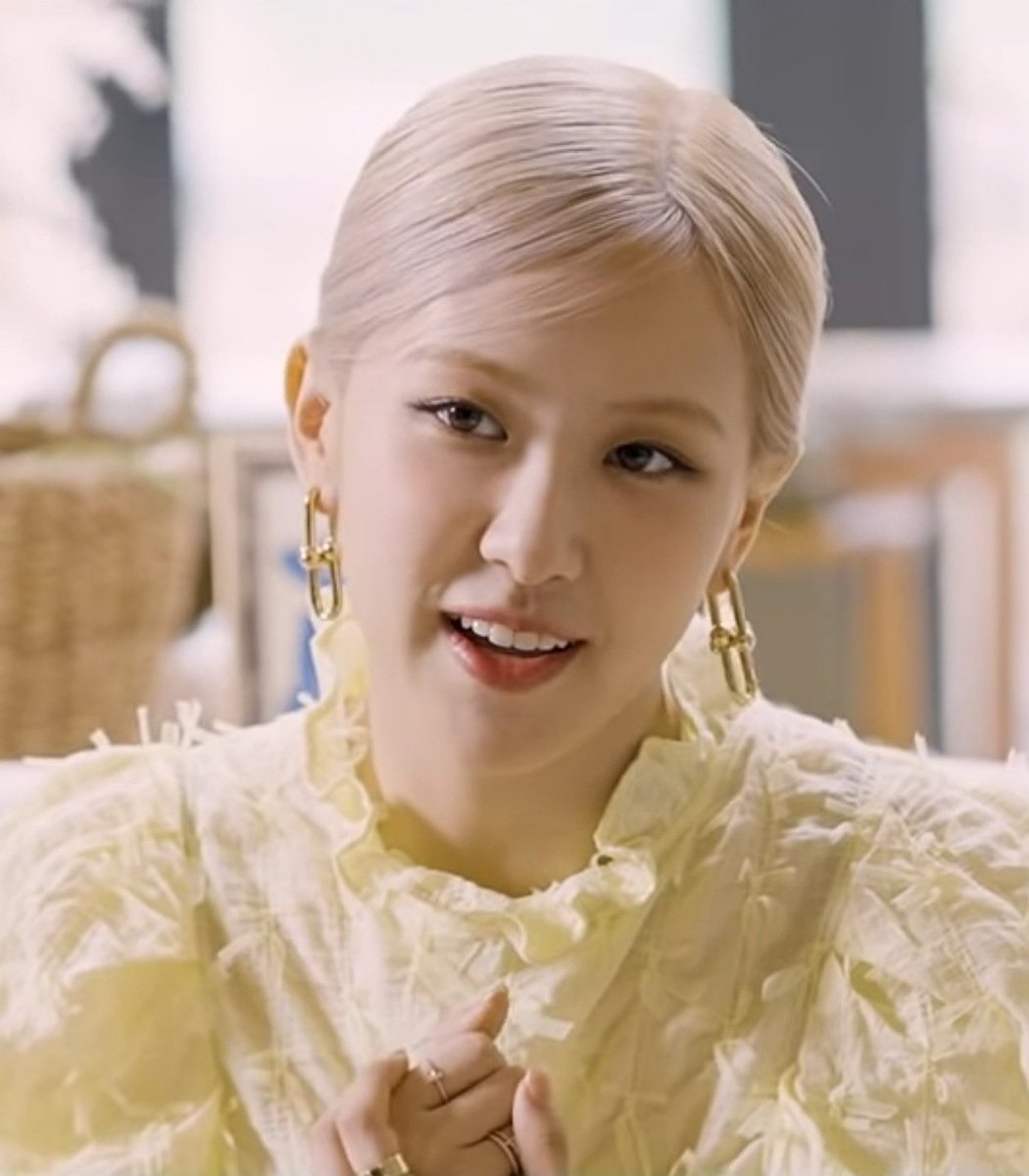 cyanblink's tweet image. Rosé's YouTube channel has reached 1M subscribers only 15 hours after her first video was uploaded. Congrats Rosé! 🎉 @BLACKPINK #ROSÉ