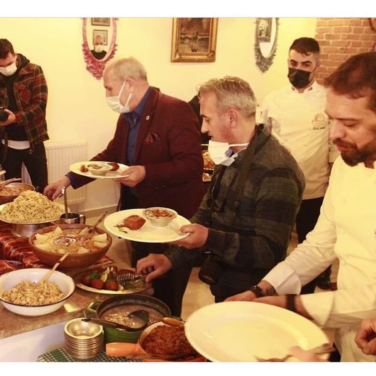 MATBAH-I VAN. 
Restoranda Van aşçılar pastacılar derneği 
Aşçılar Başkanı  <a href="/geyikali/">ali geyik</a> <a href="/Nurulla87140607/">Nurullah Kaplan</a> ve ekibi 7 / yıl kutlamasında Van’ın yöresel yemekleri güzel lezzetiyle kutladılar. 
Güzel sunum emeği geçen herkese teşekkürler 👏

<a href="/NecdetTakva/">Necdet Takva</a> <a href="/higuray65/">Halil İbrahim GÜRAY</a> <a href="/emincakay/">Mehmet Emin Çakay</a> <a href="/FarizGl/">Fariz Gül</a>