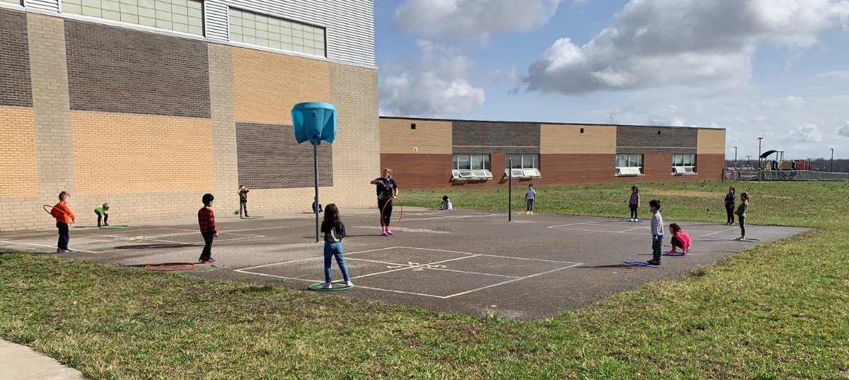 crad_jcps's tweet image. It’s a beautiful day for an outdoor class @FarmerDragons 

#JCPSReturn #WeAreJCPS