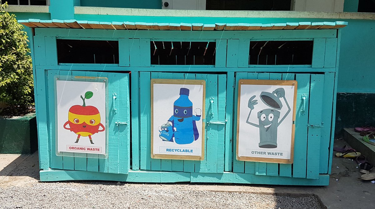 #JourneeMondialeduRecyclage À l’école Happy Chandara, les élèves apprennent dès le primaire à trier leurs déchets, notamment à l’aide de poubelles de tri et d’affiches informatives. ⬇️♻️