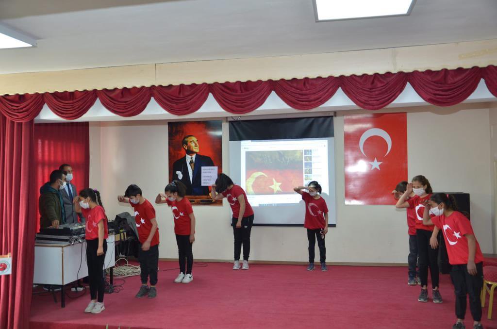 camliyaylamem's tweet photo. 18 Mart Çanakkale Zaferi ve Şehitleri Anma Günü’nün 106.yıl dönümü dolayısıyla Atatürk Anıtı önünde çelenk sunma töreni düzenlendi. Akabinde, ilçe protokolü Çamlıyayla İmam Hatip Ortaokulu tarafından hazırlanan İlçe programına katıldı. #18martcanakkalezaferi @tcmeb https://t.co/JguVJ8QSod