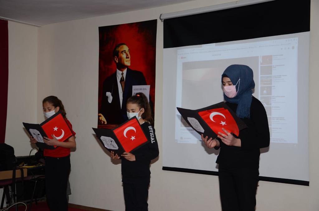 camliyaylamem's tweet photo. 18 Mart Çanakkale Zaferi ve Şehitleri Anma Günü’nün 106.yıl dönümü dolayısıyla Atatürk Anıtı önünde çelenk sunma töreni düzenlendi. Akabinde, ilçe protokolü Çamlıyayla İmam Hatip Ortaokulu tarafından hazırlanan İlçe programına katıldı. #18martcanakkalezaferi @tcmeb https://t.co/JguVJ8QSod