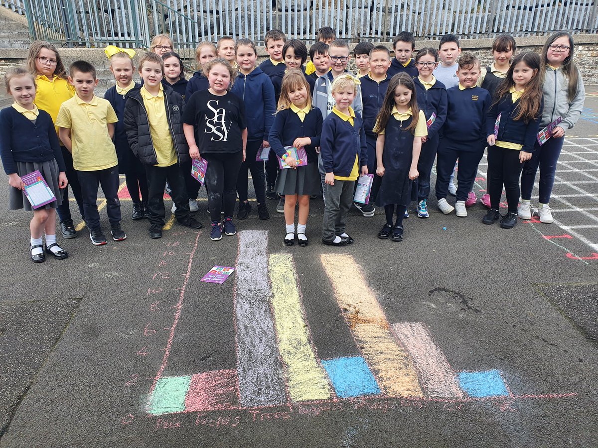 MissDash95's tweet image. Today, we walked around the village to collect data on what objects we could find. We then went outside to create pictograms and bar charts 😁 @Census2021 #LetsCount