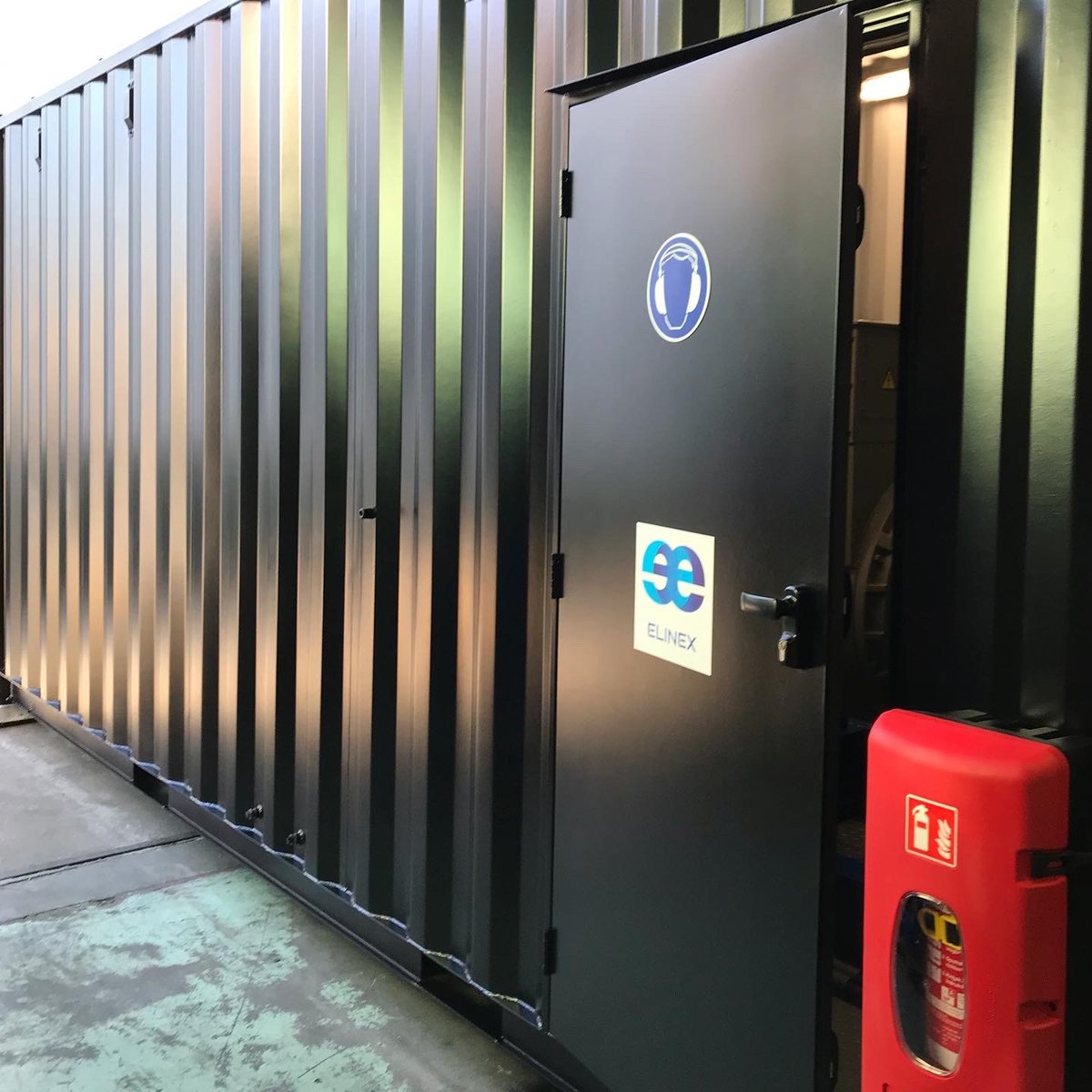 ElinexPS's tweet photo. In samenwerking met @vandenpolgroep heeft Elinex een succesvolle Factory Acceptance Test (FAT) uitgevoerd. Hierdoor kunnen de noodstroomaggregaten volledig goedgekeurd op locatie van eindklant @LKQCorp worden geïnstalleerd. Lees meer op onze website: https://t.co/hlrip2iuMI https://t.co/OrJEAULiij