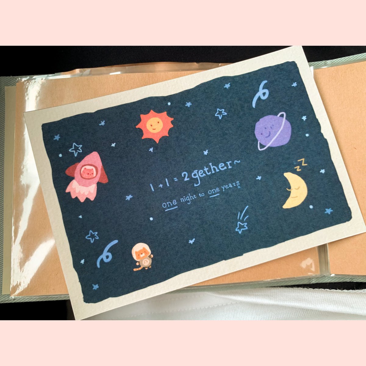 OhmRawin_'s tweet photo. - 𝑂𝑛𝑒  𝑛𝑖𝑔ℎ𝑡  𝑡𝑜  𝑂𝑛𝑒  𝑦𝑒𝑎𝑟𝑠. -
หนึ่งคืนที่ชั่วคราว.....

1 Years โอห์มไม่อยากใช้คำว่า 
"ตลอดไป" แต่อยากให้มองว่า 
"อยากมีเธอคนนี้ในทุกๆปี ^^ " มากกว่า 

เพราะในชีวิตจริงไม่มีใครตอบได้ว���าเราจะอยู่ด้วยกันนานแค่ไหน 

#4Roomsmate
#RoomOfSummer https://t.co/Q1kVHzJ7sy