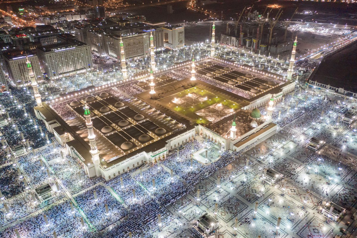 wmngovsa's tweet photo. يتاح للمصلين الصلاة في الحصوات وتوسعات #المسجد_النبوي وسطحه وساحاته وفق خطة التفويج المبنية على الكثافات وتطبيق الإجراءات الاحترازية خلال شهر #رمضان، ويستمر تخصيص أداء الصلوات داخل الحرم القديم والروضة الشريفة على العاملين بالمسجد النبوي وذوي الجنائز. https://t.co/cIAFbNKlt1