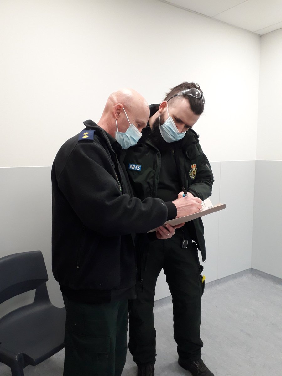 NWAmb_QI's tweet photo. Great first day at Countess of Chester testing out #Handoversafetychecklist. Both NWAS and Hospital Staff brought lots of enthusiastic energy can't wait to see what day two brings. @powerNHS @joyfurnival @AdeleMarkland https://t.co/Q86srbX87I
