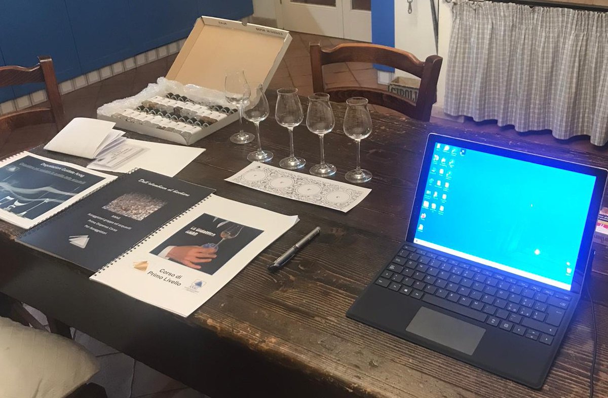 Un #brindisi a tutti gli aspiranti #assaggiatori di #grappa e #acquaviti che hanno partecipato al corso di primo livello organizzato da Anag a livello nazionale e a quello promosso in Sicilia dalla delegazione regionale e da Anag Catania. Presto nuove lezioni "a tutto spirito" 🥂