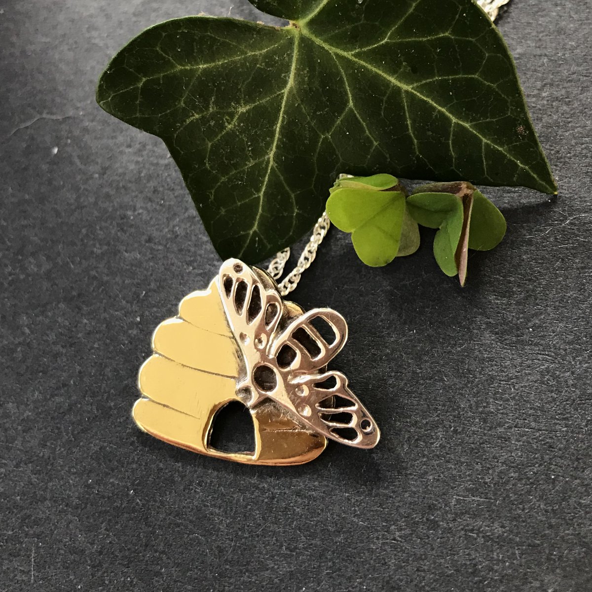 Spring is in the air... hopefully our bees 🐝 will be out making lots of honey . Apparently one of the first flowers they feed off are #ivy .
.
.
#bees #beesofinstagram #beehive #abejas #api #honey #honeycomb
