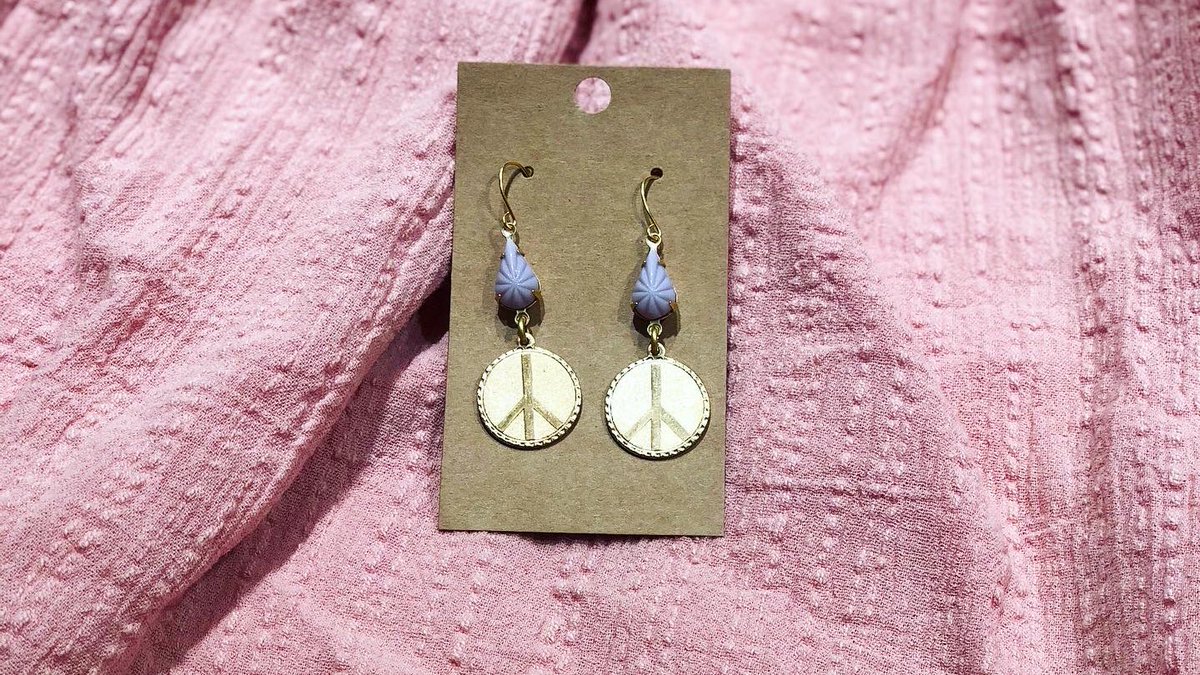 Sorry for being inactive, just needed some time for myself. But bc I’ve been gone for a while all earrings are 20% off now - Sunday!! And I’ve added 7 new scents available for wax melts!!! Go check out my shop and support my small business 💖

Etsy.com/shop/Gigisearr…