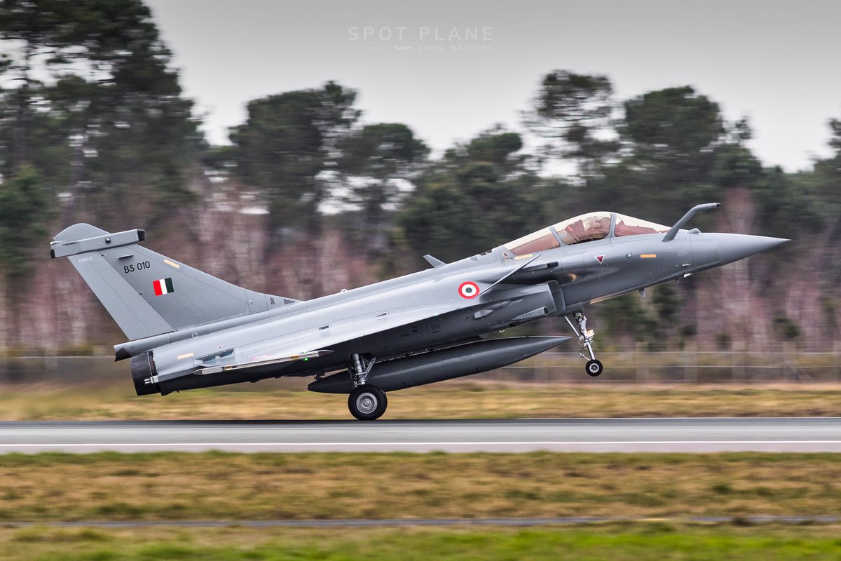 thomas_pgh's tweet photo. Can’t get enough of the @Dassault_OnAir #Rafale !
Here is a Rafale EH for @IAF_MCC landing at #BOD #LFBD after training 🇮🇳
#AvGeeks #Aviation #Spotting #Planes #Dassault #DassaultAviation #IndianAirForce #IAF #RafaleEH https://t.co/FgKOOFAK5w