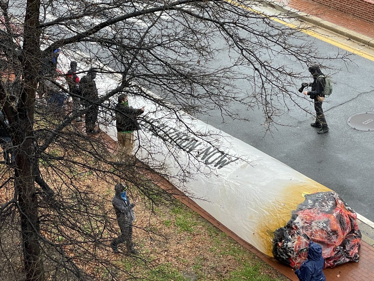 SheilaRuthD44B's tweet image. Outside my window now. It’s ridiculous that alcohol is legal and cannibis is not. I support HB32 for adult use legalization, with social justice provisions and expungement.