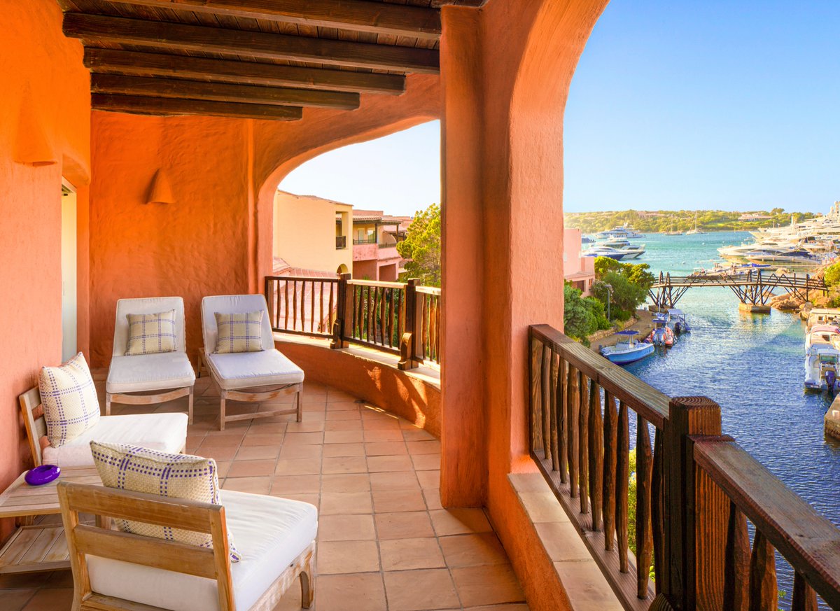 Feel the refreshing Mediterranean breeze while you enjoy quality time outdoors. Our premium suites offer a wide variety of beautiful views from the panoramic sea view, the relaxing pool or the glittering Marina to the Piazzetta of #PortoCervo. Which are your favourite views?
