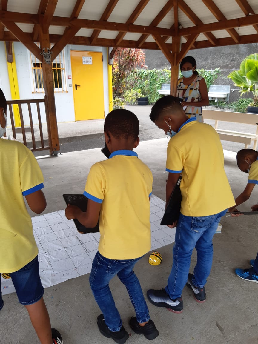 La #SemaineDesMaths au niveau des CE1, c'est jouer à programmer le petit robot Beebot : décoder puis encoder, avant de le faire bouger ! <a href="/CircoFdF1/">Circo FORTdeFRANCE 1</a>