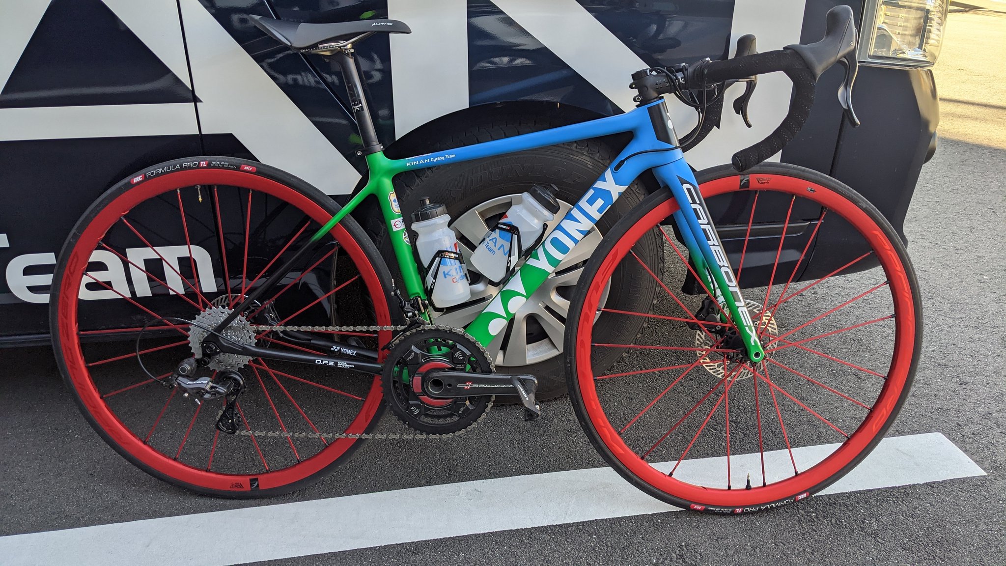 山本元喜 プロロードレーサー 今年のレースからいよいよ最新のカーボネックスhrディスクの投入です 今年発売の高剛性モデルのディスクロードです ディスク化したことで多少乗り味は変わるものの 相変わらず高性能なバイクになっています Yonex Jp