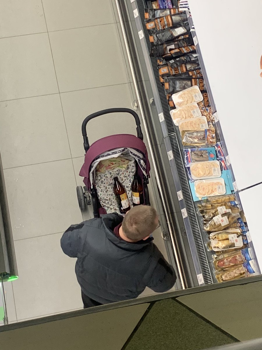 MaximBon's tweet image. Хочу чтобы меня любили также как этот дядя любит пиво