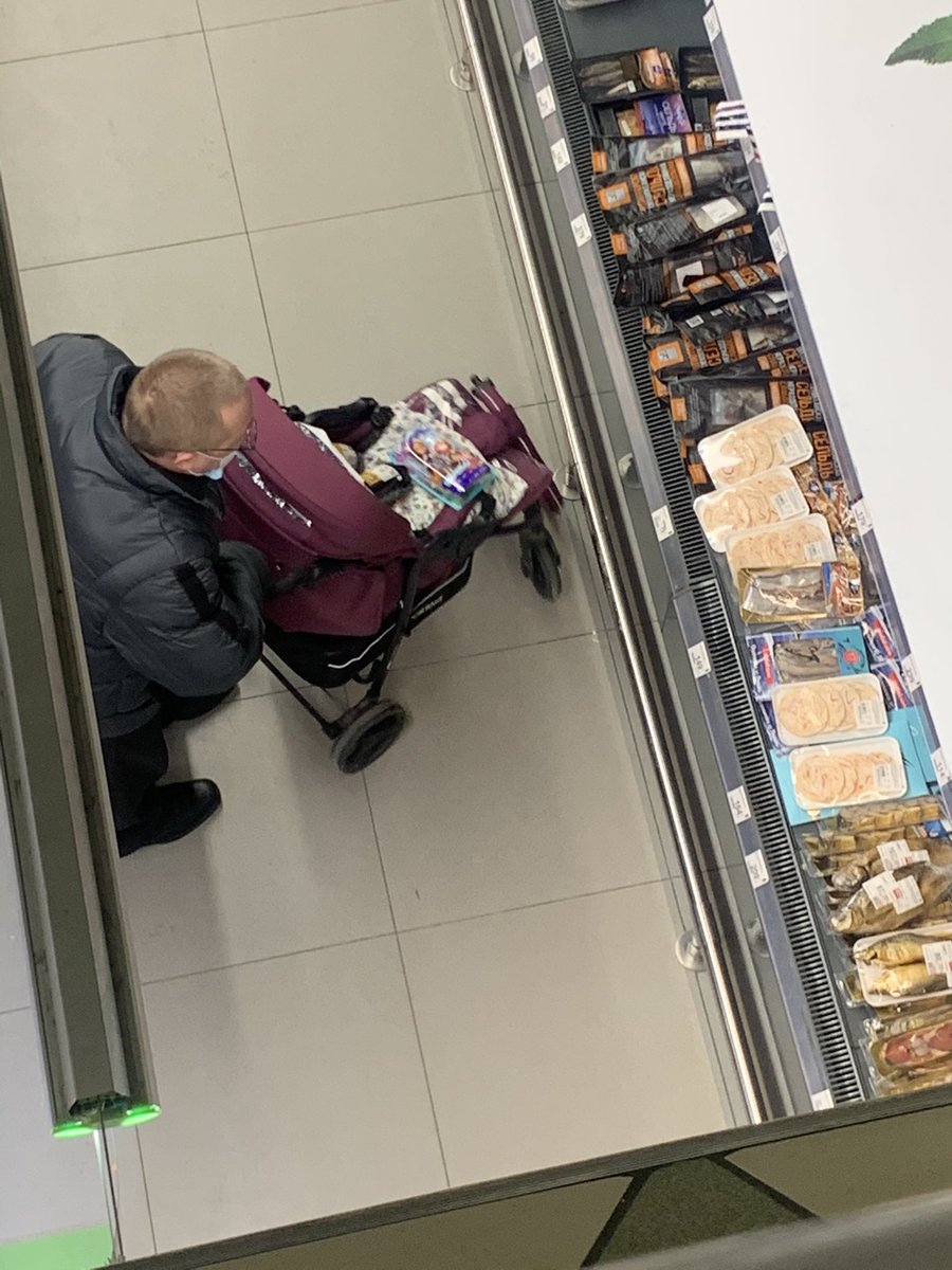 MaximBon's tweet image. Хочу чтобы меня любили также как этот дядя любит пиво