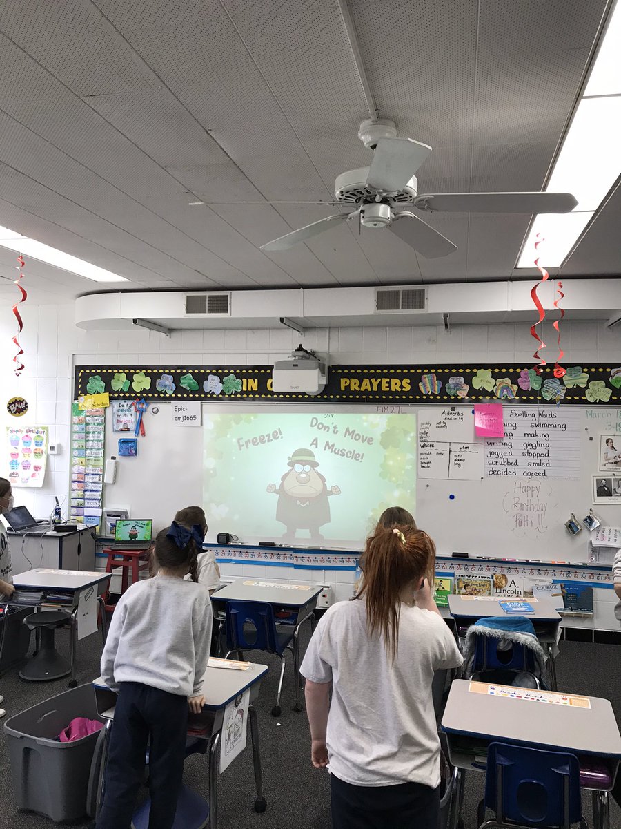 bibly_denise's tweet photo. Primary spent the day being leprechauns in PE... #stjoelockport @stjoeslockport https://t.co/1TRNtLiwOH