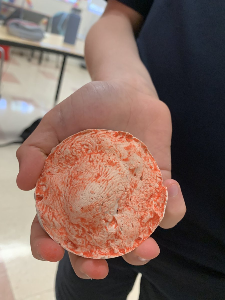 ValeriaTeaches's tweet photo. Making some #fossils and learning of some of the skills (and patience) that paleontologists & archeologitsts need ! #makescience @SSEDSorg #elementart #elementarysci @NSTA https://t.co/kzQ3GFpXV9