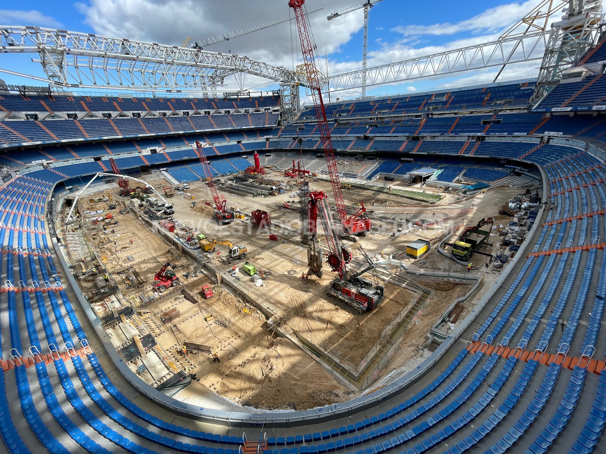 Строительство нового стадиона. Стадион Сантьяго Бернабеу 2022. Сантьяго Бернабеу стадион реконструкция. Стадион Реал Мадрид реконструкция. Стадион Сантьяго Бернабеу Мадрид реконструкция.