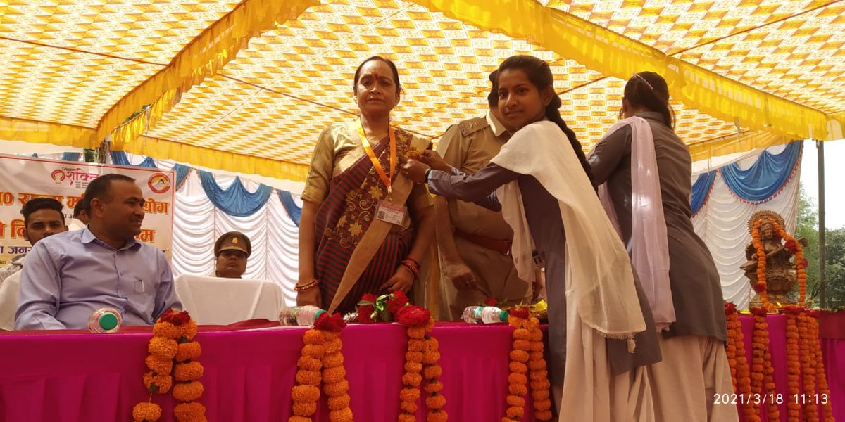 ssashram's tweet photo. Jansunwai and Chaupal program was organized under the chairmanship of Smt Prabha Gupta, Member, State Women's Commission, at Bedi Pulia, Government Goswami College, Development Block, Karvi. @MinistryWCD @CHILDLINE1098 https://t.co/0y2ncOdV94