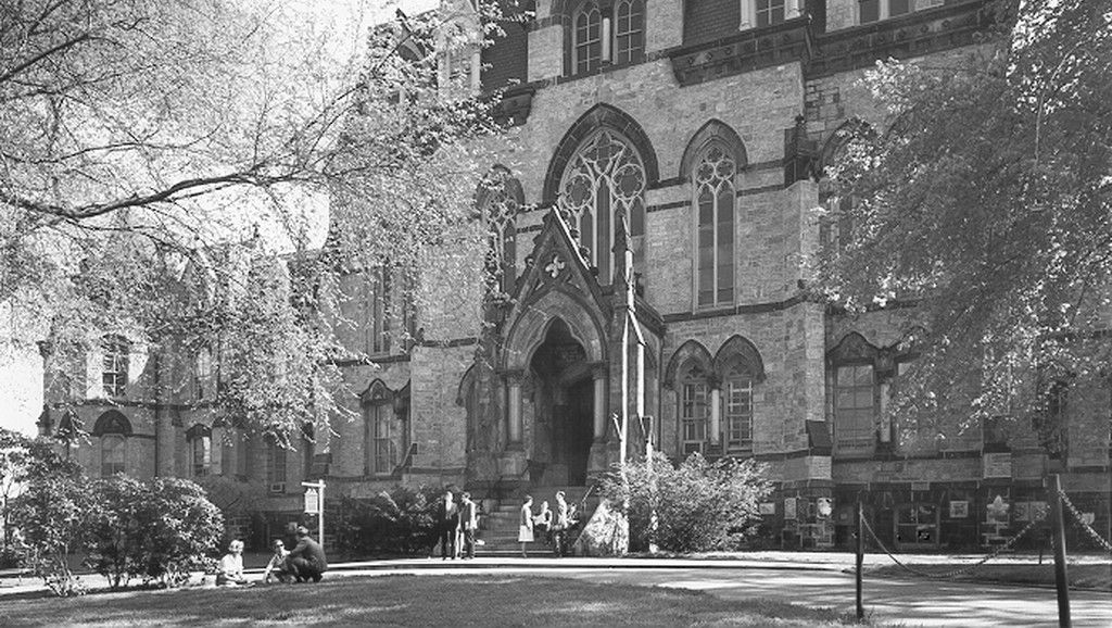 🌷 Spring is (almost) here! We hope that someday soon, we can gather on College Green like the students in this photo from 1969. #ThrowbackThursday #TBT

👉 Get a closer look at this photo from @PennArchives. bit.ly/3qJF0xT