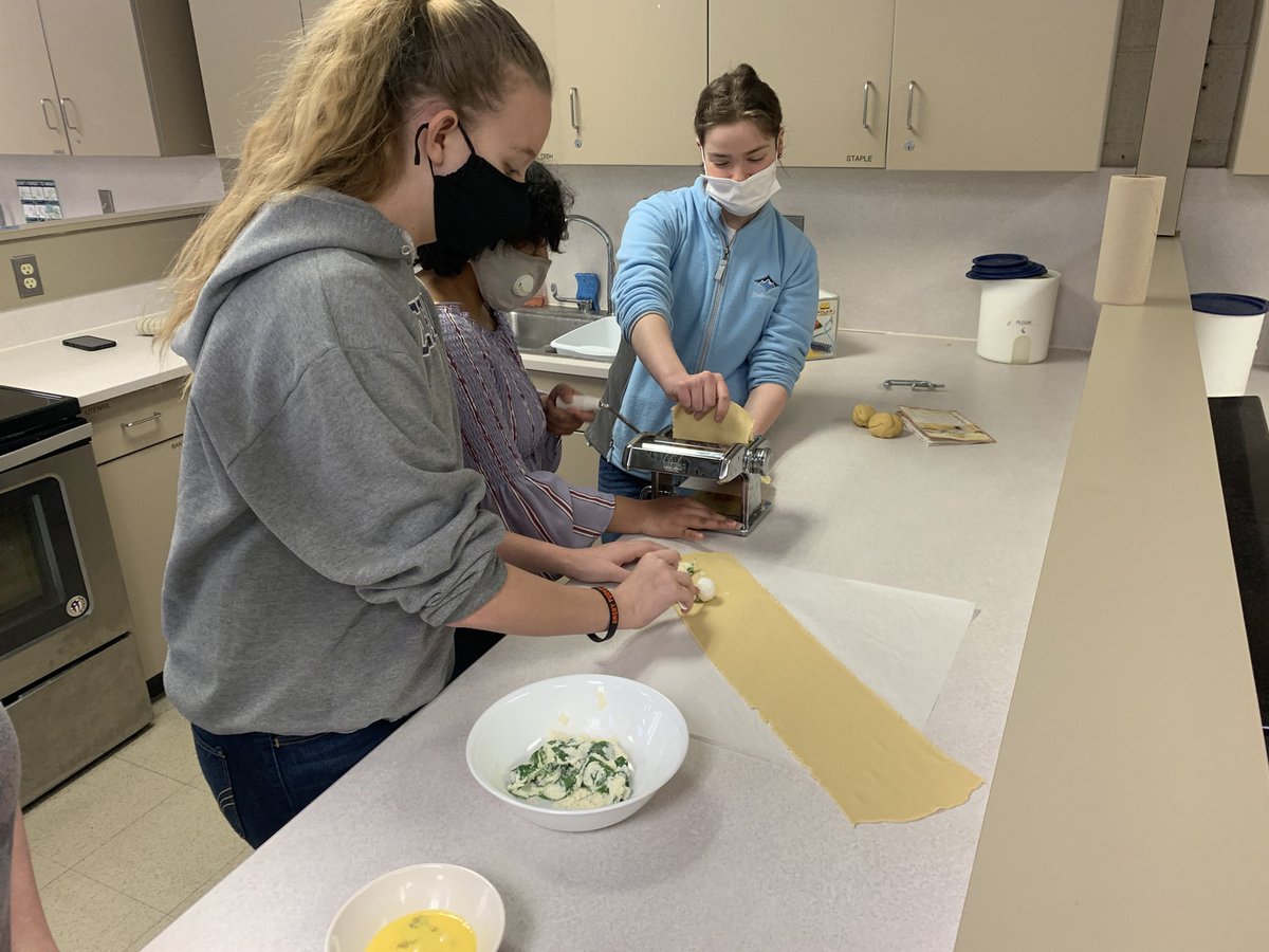 Ti piace la pasta? <a href="/KatieCKimball/">KatieKimball</a> and foods class working on some homemade ravioli! #CharacterTraditionAchievement