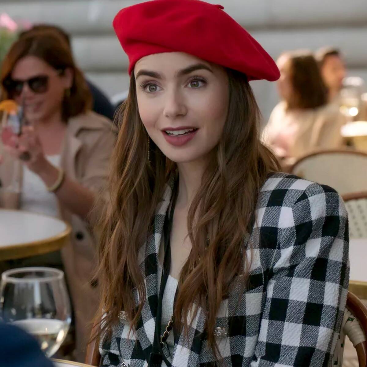 HAPPY BDAY!    Conheça Lily Collins além de Emily em Paris! 32 ANINHOS DE TALENTO -->  