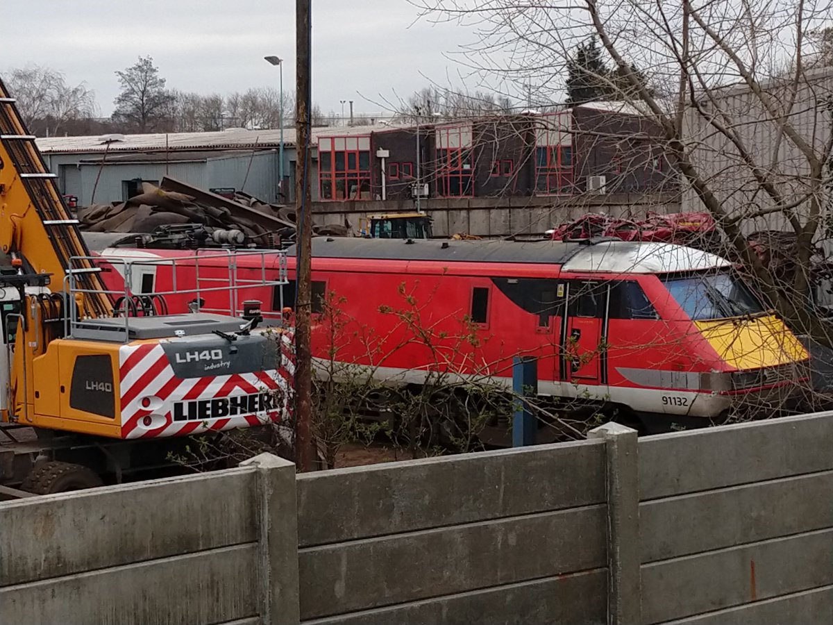 Interesting object in the local scrapyard! Never seen a Class 91 around here... 91132 in its last resting place; same exact place as the weekend's exploded security transport vans #locomotive #rail #scrap