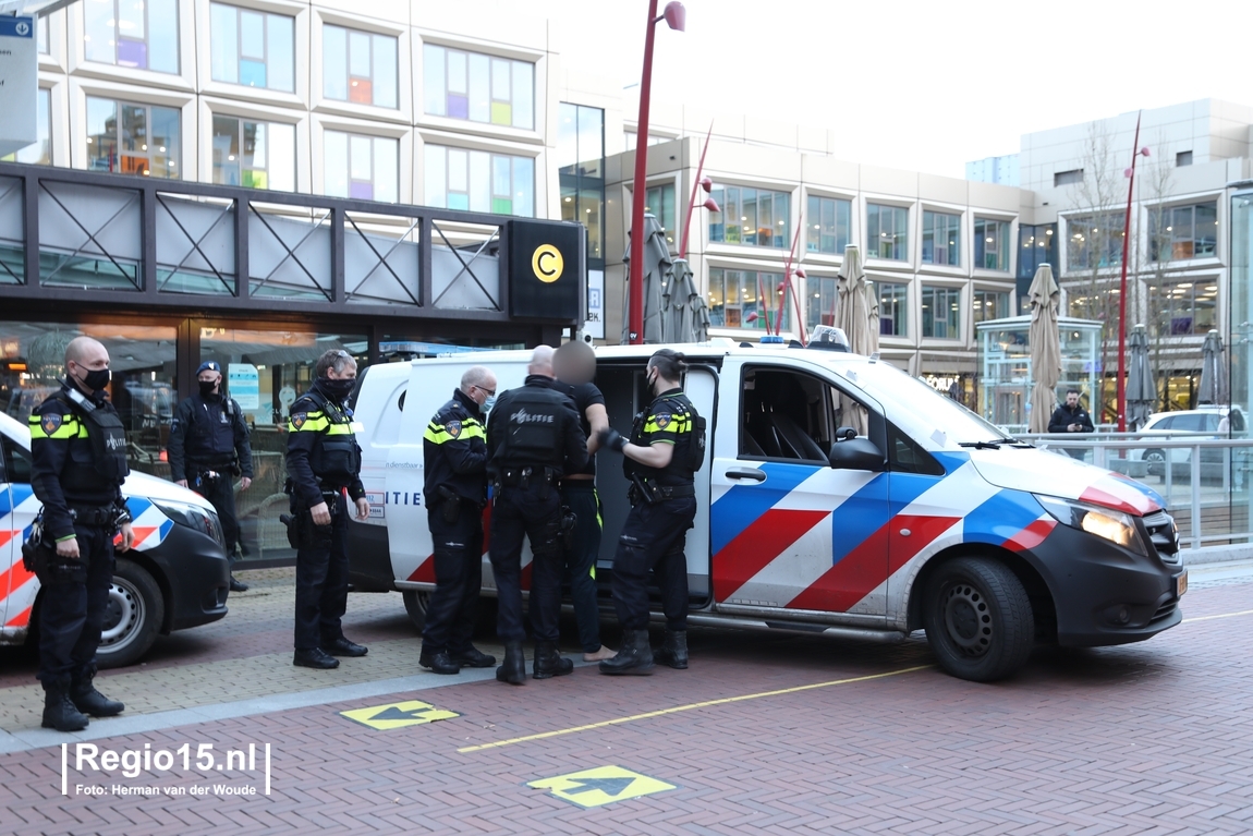 Nu online: aanhouding wegens verboden wapenbezit #Stadhuisplein #Zoetermeer..