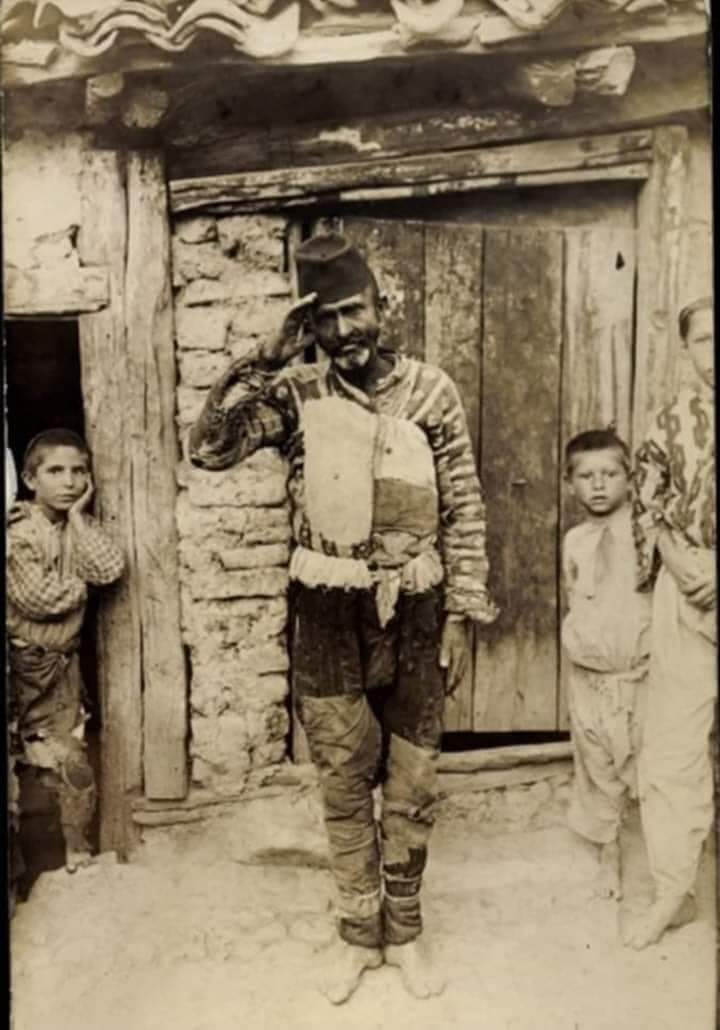 Üste Yok Başta Yok.,
Lakin Ne Devlete Küfür
Ettiler..,
Ne de Açız Diye Feryad...!
Hoşaf Suyu İçtiler
ÖNCE VATAN Dediler.,, 🇹🇷

57.alay ve tüm şehitlerimizin ruhu şâd olsun .
#çanakkalegeçilmez