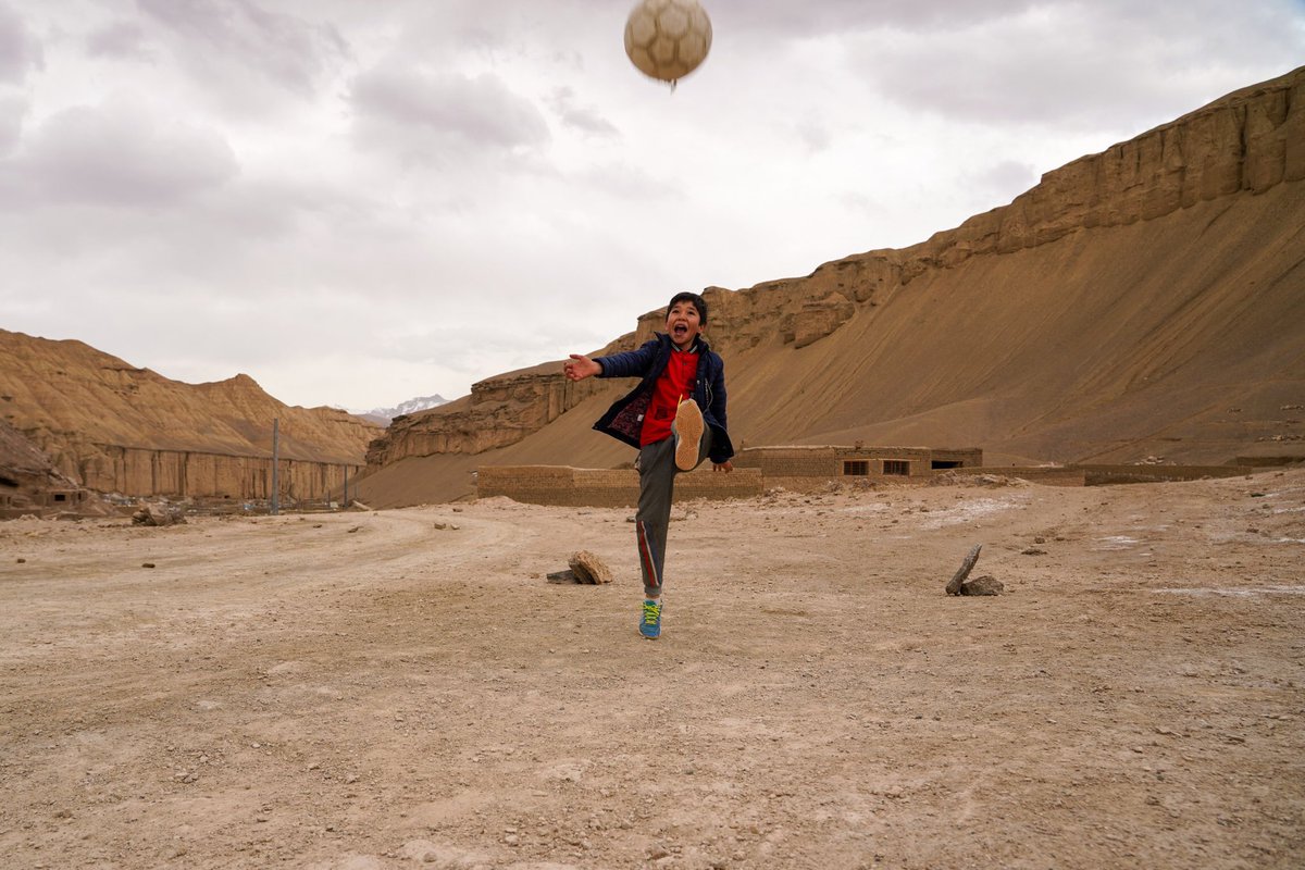 Afghan boy play football in Dragon valley, Bamyan, Afghanistan. 

#bamyan #afghanistan #everydaybamyan #everydayafghanistan #everydayeverywhere #everydaysport #football #afghanistanpics #sport #sportlover #afghankids #play #daily #dailylife #photooftheday #omerkhanphotography