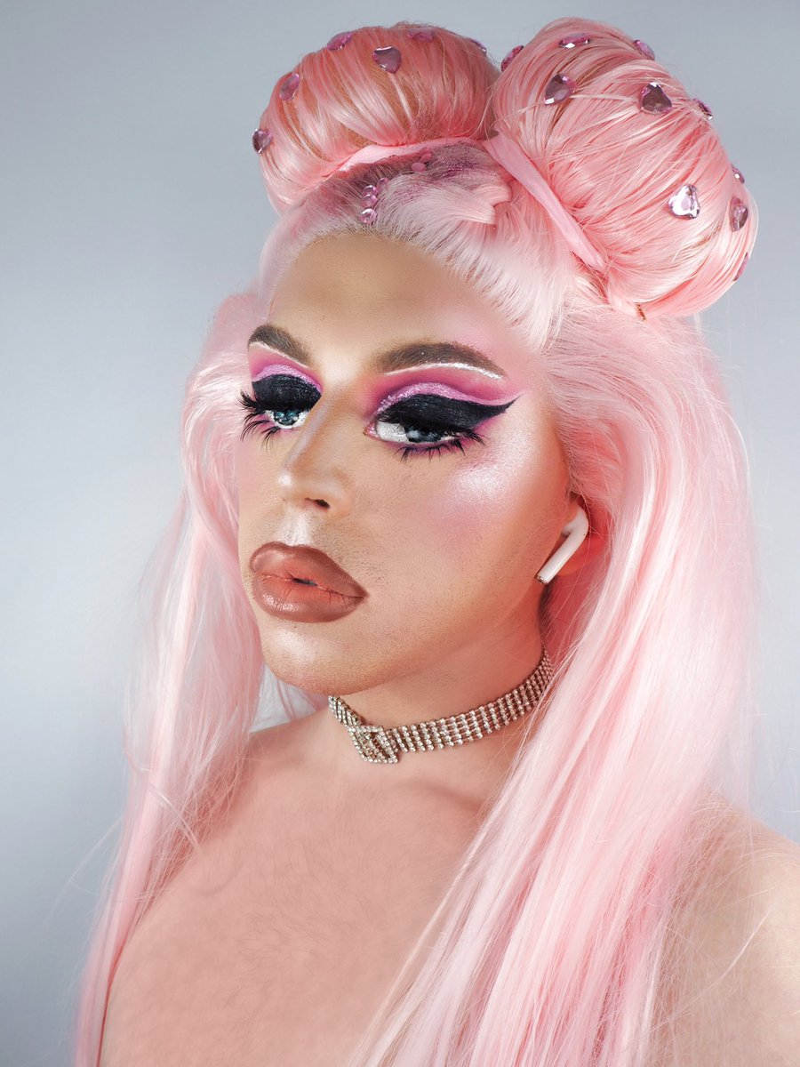 Barbie loves the mannequin lipstick <a href="/JeffreeStar/">Jeffree Star</a>