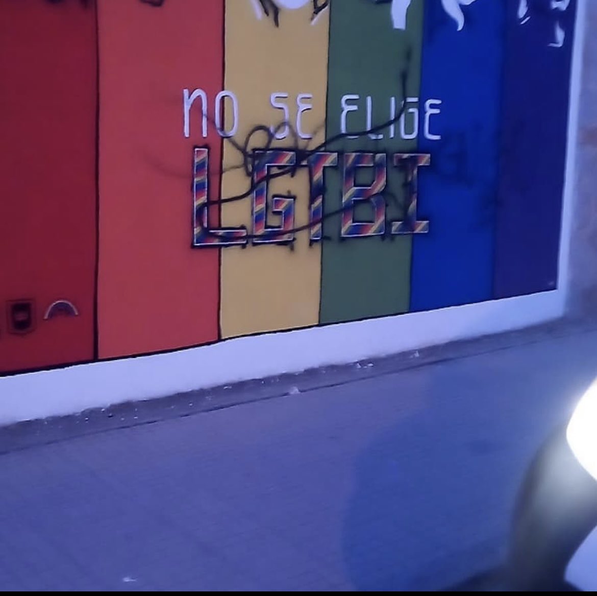 ¿Os imagináis al subnormal que ha pintado eso después de hacerlo?
“Hostia tío, JAJAJA, soy un máquina!! Y a veces consigo respirar sin cagarme encima ni vomitarme en el pecho”