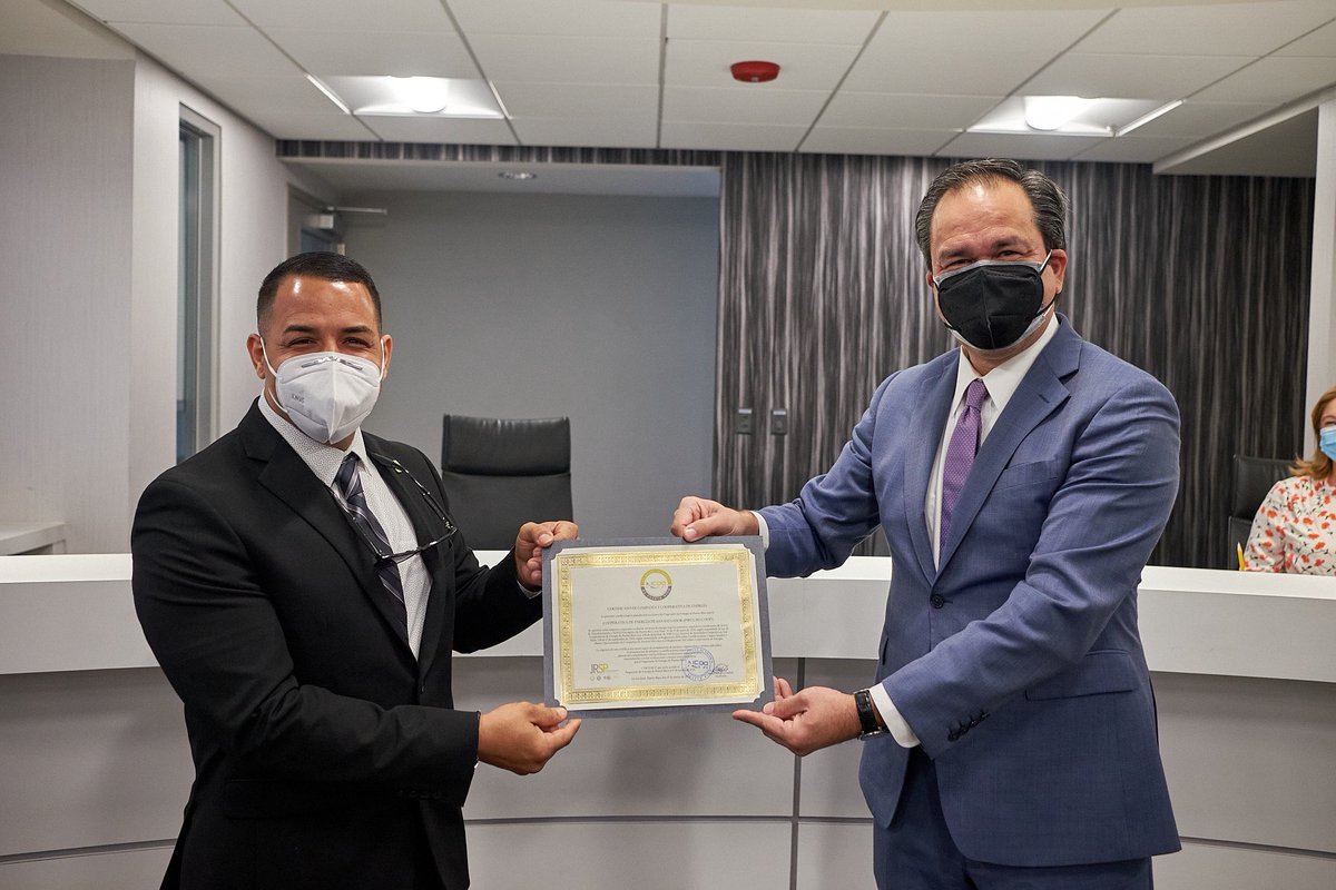 EnergiaNEPR's tweet photo. El presidente del Negociado de Energía de la @JuntaJRSP, Ing. Edison Avilés Deliz, entregó el certificado de compañía y cooperativa de energía a los directivos de Pirucho Coop, la primera cooperativa de energía renovable en Puerto Rico.El proyecto de autogestión comunitaria (1/2) https://t.co/IX4EgAyfV6